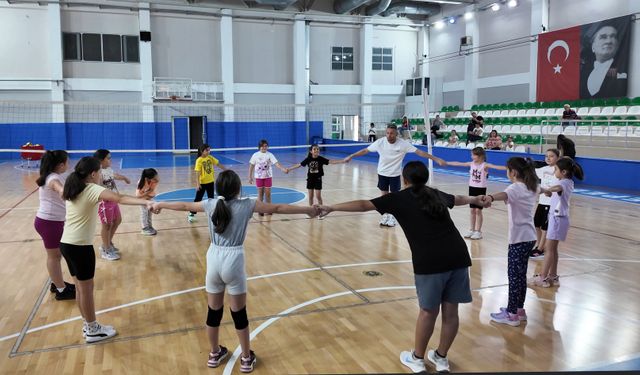 Eskişehir'de yaz tatili voleybolla geçiyor: 145 çocuk sporla buluştu!