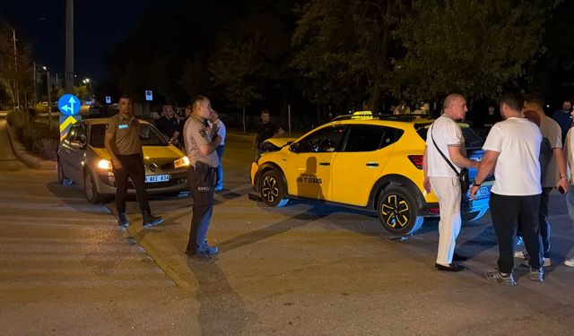 Eskişehir'de kontrollü geçiş ışığında kaza!