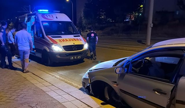Eskişehir’de kontrolünü kaybeden sürücü tramvay yoluna girdi