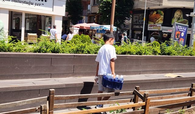 Eskişehir'de sıcakta su satarak harçlıklarını kazanıyorlar