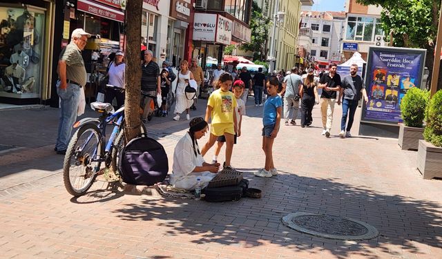 Eskişehir Hamamyolu'nda sokak müziği çocukların ilgi odağı oldu