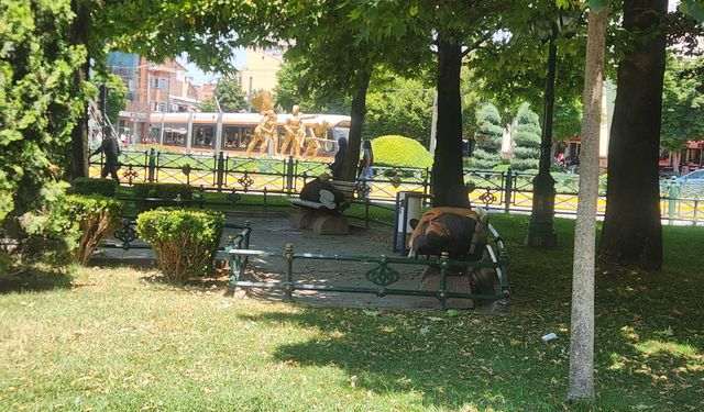 Eskişehir'de sıcaktan bunalalar gölgelere koştu