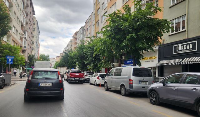Eskişehir'de çift sıra park trafiği aksatıyor