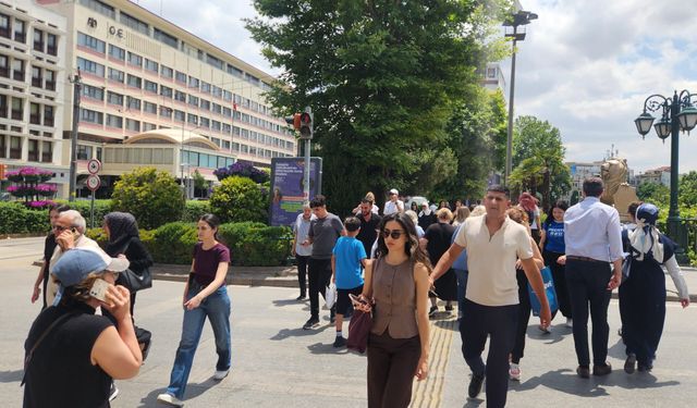 Eskişehir'de kırmızı ışık ihlali kazaya davetiye çıkarıyor!