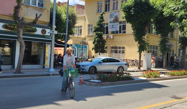 Eskişehir'de sokak çıkışlarındaki hatalı park zor anlar yaşatıyor!