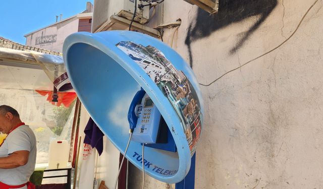 Nostaljik ankesörlü telefon bulunduğu sokağa estetik katıyor