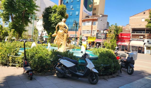 Eskişehir'de süs havuzu çevresindeki düzensiz park dikkat çekiyor
