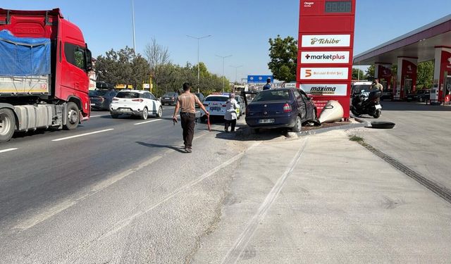 Eskişehir'de ani manevra kazayla bitti: Akaryakıt istasyonuna girdi!