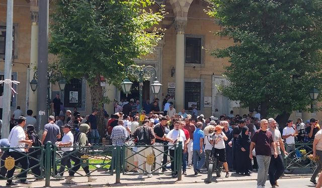 Eskişehirliler cuma namazında Reşadiye Camii'ni doldurdu