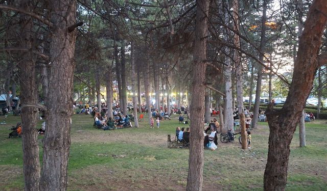 Eskişehirliler akşam serinliğinde parklara akın etti