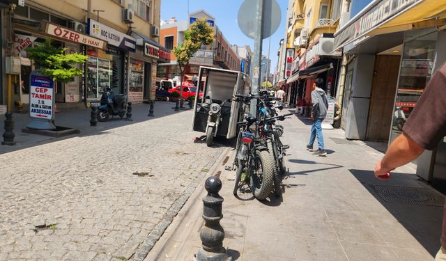 Eskişehir'de kaldırım işgali yayaları zorluyor