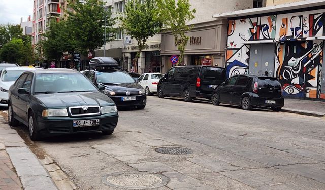 Eskişehir'deki caddede ulaşım çileye döndü: Trafik kilitlendi