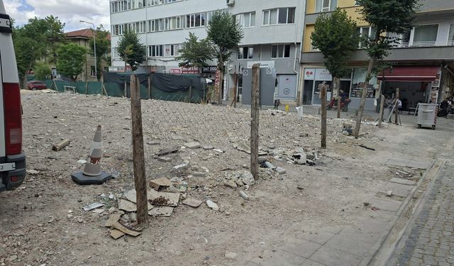 Eskişehir'de boş arsa toz ve moloz içinde kaldı: Mahalleli isyan etti!