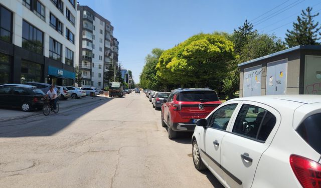 Eskişehir'de karşılıklı park sürücüleri zorluyor!
