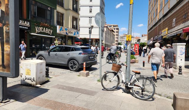 Eskişehir'de cadde ortasına park edilen araçlar trafiği aksatıyor