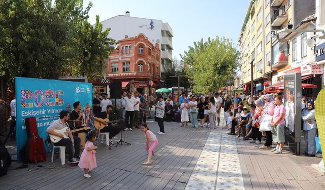 Eskişehir’de sokaklar müzikle şenlendi