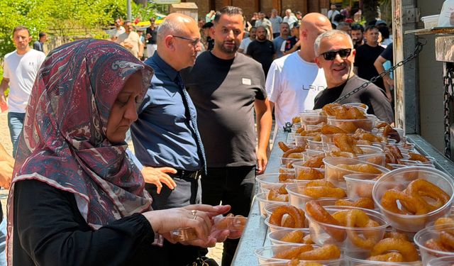 Bilecik'te AK Parti'nin 25'inci yılı için lokma dağıtıldı