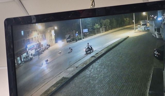 Eskişehir’de motosiklet sürücüsü 16 yaşındaki yayaya çarptı: Kaza anı kamerada