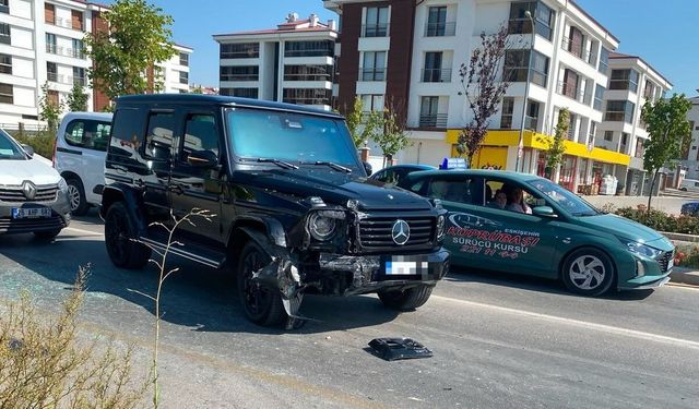 Eskişehir'de lüks cip ile otomobil çarpıştı!