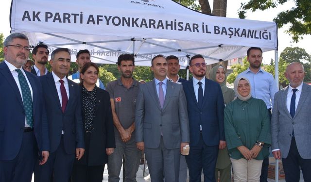 Bakan Kacır, Afyonkarahisar’da AK Parti standını ziyaret etti