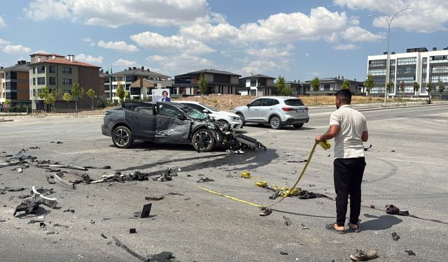 Eskişehir’de korkutan kaza: Otomobil hurdaya döndü