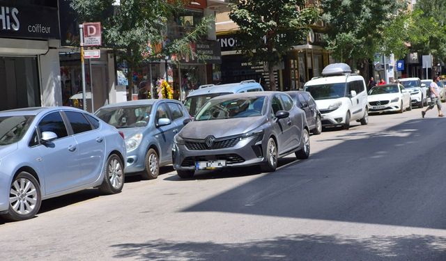 Eskişehir'de çift sıra park çilesi: Trafik akışı tehlikeye giriyor