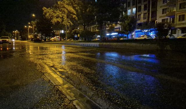 Eskişehir'de yola taşan su kuryeyi hastanelik etti