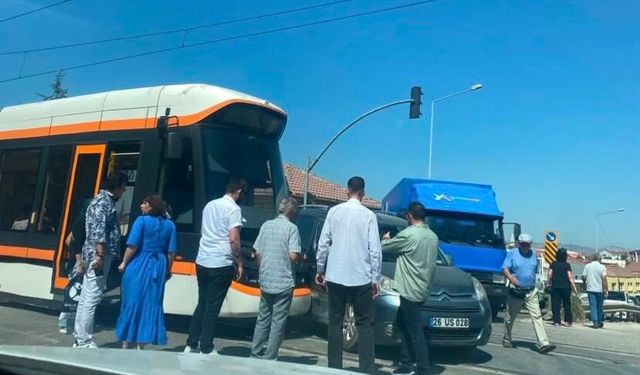 Eskişehir’de tramvay seferlerini aksatan kaza!