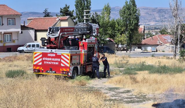 Eskişehir’de okul ve sağlık ocağı arasındaki otluk alanda yangın!