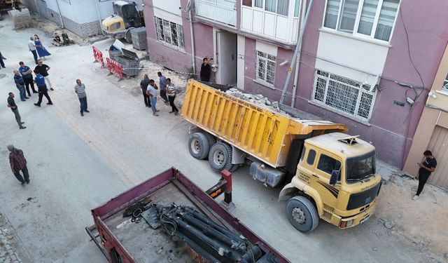 Eskişehir'de yol çöktü, kamyon çukura gömüldü!