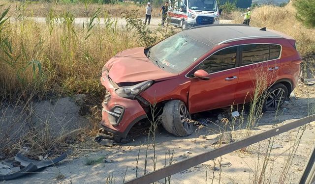 Bilecik’te korkutan kaza: Otomobil bankete düştü