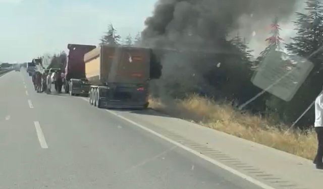 Sivrihisar’da tırın dorse lastiği alev aldı