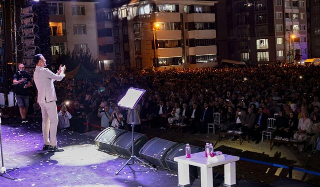 Alişan Bilecik'i coşturdu: 25 bin kişi konser alanına akın etti