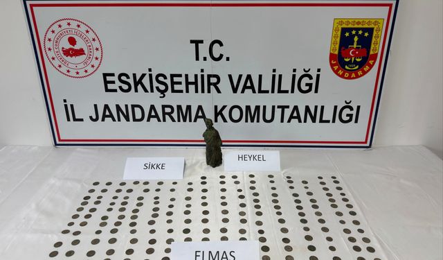 Eskişehir’de satmaya hazırlanıyordu! Araçtan yüzlerce tarihi eser çıktı
