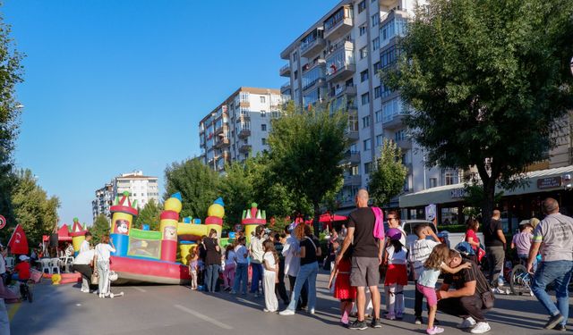 Arabasız Pazar’da yüzler güldü: Cadde festival alanına döndü