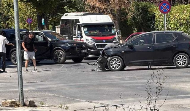 Eskişehir’de iki araç birbirine girdi! Araçlar hurdaya döndü