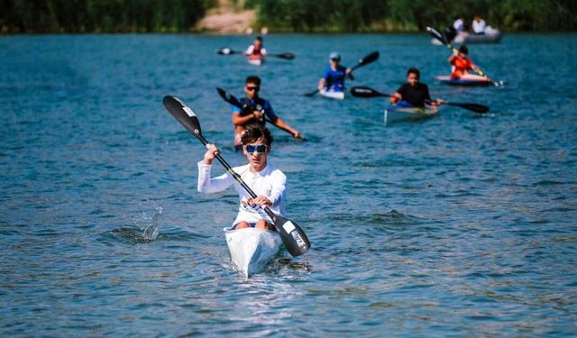 55 kulüpten 504 sporcu Eskişehir’e geldi: Sarısungur’da şampiyonluk için kürek çekiyorlar