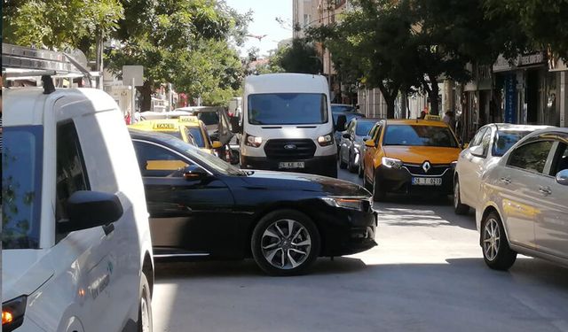 Eskişehir'de inşaat çalışması trafiği felç etti: Ambulans mahsur kaldı
