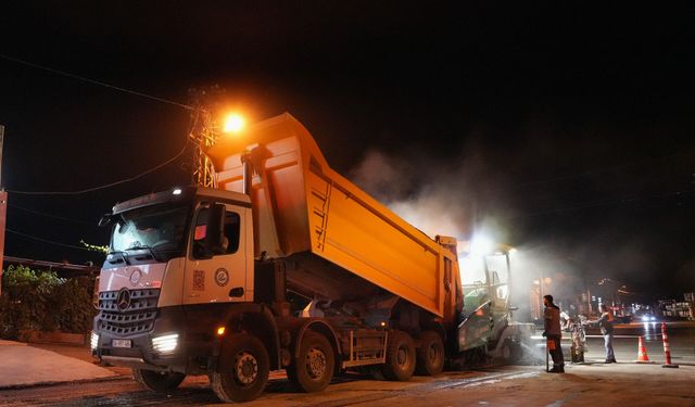 Eskişehir’de gece mesaisi! Büyükşehir ekipleri yolları yeniliyor