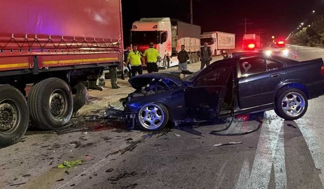 Eskişehir-Bursa yolunda trafik kazası! Park halindeki tıra çarptı