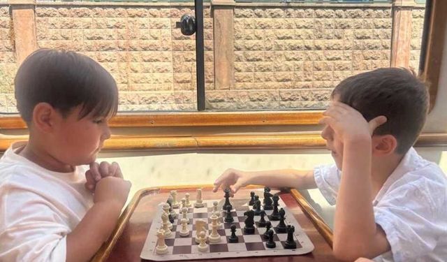 Porsuk’ta manzara eşliğinde satranç keyfi