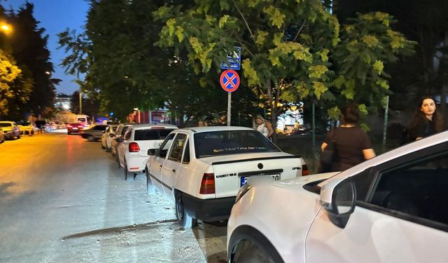 Eskişehir'de minibüs durağına park engeli: Yasak tabelasını hiçe saydılar
