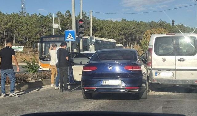 Eskişehir’de trafik ışıklarında zincirleme kaza!