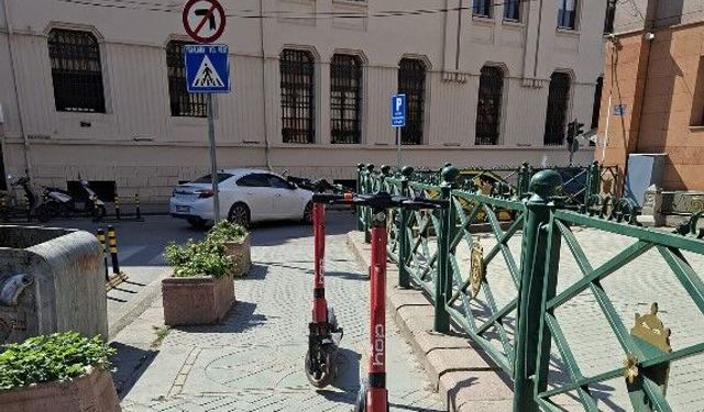 Eskişehir'de kaldırımlar artık scooter parkı!