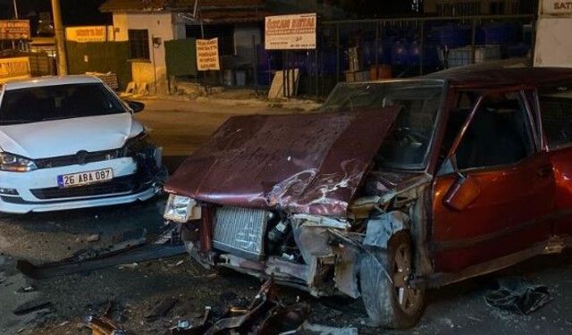 Eskişehir'de  iki araç kafa kafaya çarpıştı