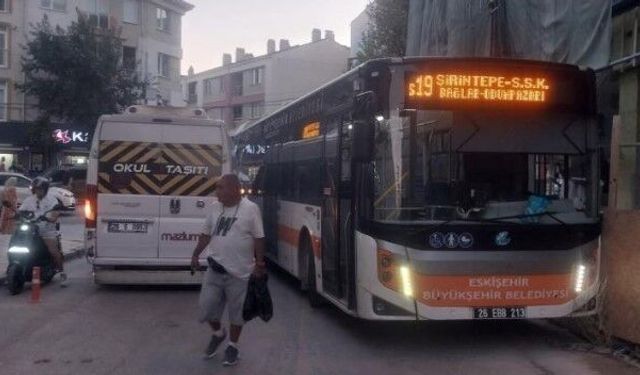 Eskişehir’de hatalı park trafiği kilitledi!