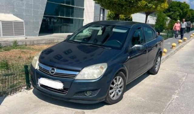 Sürücülerin park anlayışı vatandaşı şaşkına çevirdi!