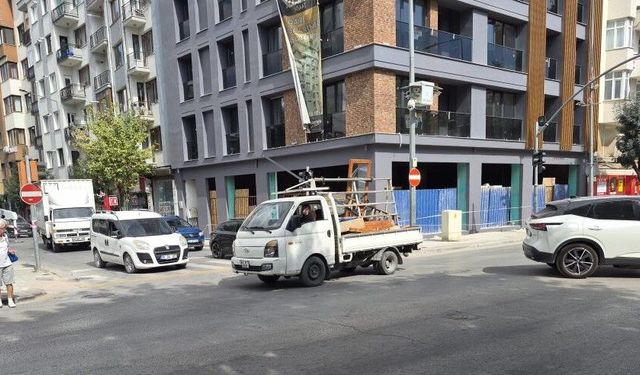 Eskişehir'in işlek caddesinde elektrikler kesildi, trafikte karıştı!