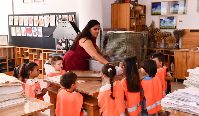 Atık kağıtlar çocukların ellerinde yeniden hayat buldu