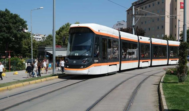Eskişehir büyüyor, tramvaylar yetmiyor! Vatandaşlardan önemli çağrı